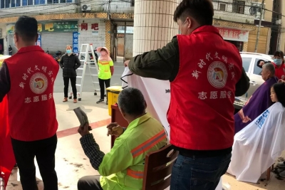 同心抗“疫”！8名志愿者为环卫工、市民免费剪发