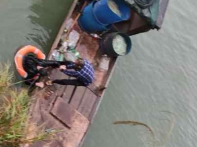 这男子嫌在家无聊，跑去河边钓鱼！不慎落水了...