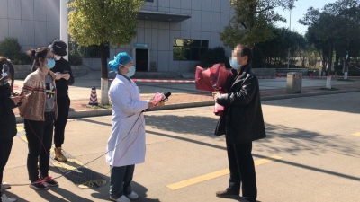 梅州V视丨今天，梅州一老年重症患者治愈出院！62岁，有糖尿病史