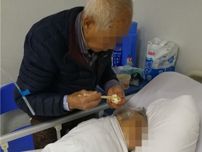 汉口耄耋老人齐感染，爷爷举着吊瓶照顾奶奶：“感谢梅州医生的治疗”