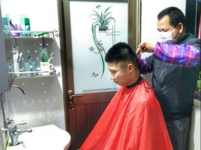 抗“疫”期间，这位五华阿哥为忙碌的民警解决“头”等大事！