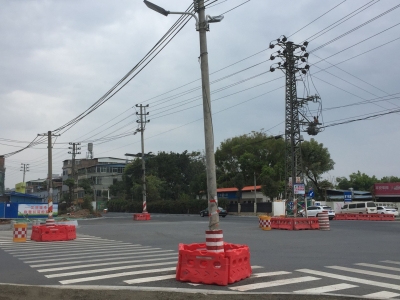 路中间杵着电线杆？经过梅城这段路请注意安全