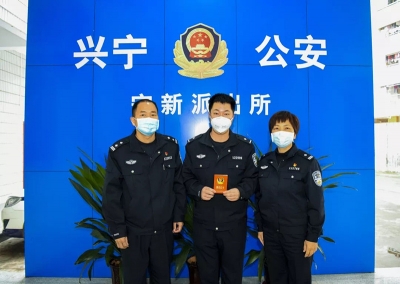 兴宁这一家三口刚噙泪“送别”亲人，就转身投入战“疫”一线...