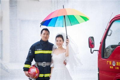 你守城我救人！蓝白夫妻携手演绎最美逆行