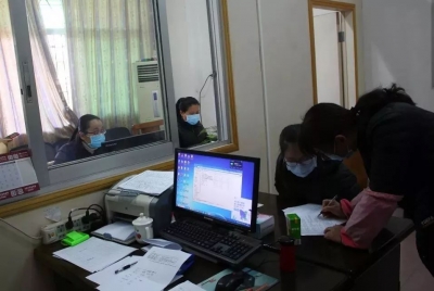 “你要是闷得慌，我陪你说说话…”隔离不隔爱，他们这样传递别样温情