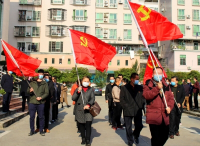 防控疫情工作不是“一个人在战斗”，我们总能看到大埔这些人“逆行”的背影...