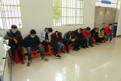 长点儿心吧！大埔这23人顶风聚赌，被一锅端