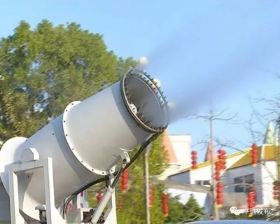 平远县城高炮喷雾车变身“消毒车” 开展城区消毒作业