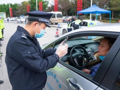 就算隔离在家，手机便是他战“疫”的“武器”！来看这个派出所所长的故事