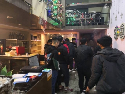 疫情当前仍聚集喝酒聊天！店主拘10天，17人被训诫