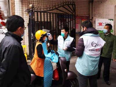 守好一道门，保护一群人！他们以实干架起梅城西郊村防“疫”罩
