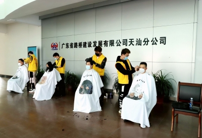 暖心！志愿者上门为抗疫一线工作者解决“头等大事”