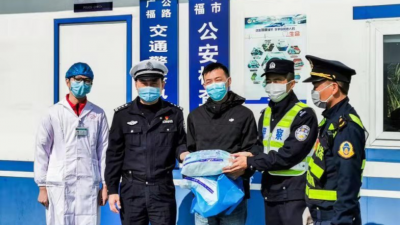 加油，加油！他们给“抗疫”一线的民警送来口罩、护目镜...