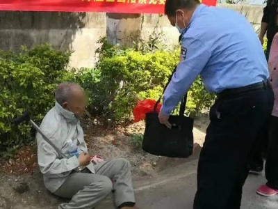 梅江区一老人出门祈福，却因体力不支摔倒路边…