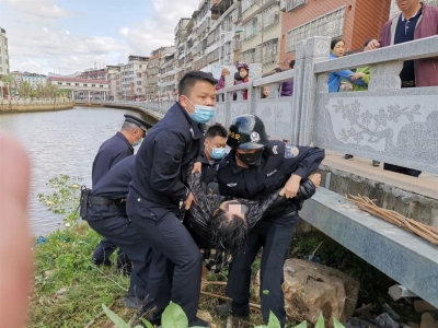 惊险！蕉岭一女子掉入溪峰河，大半个身体已被浸没，幸好...