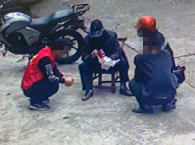 8旬老人在平远街头摔倒！好在有这群人...