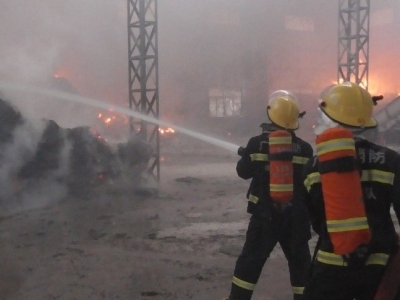 火势凶猛！梅江区一仓库起火，消防紧急扑救10小时...