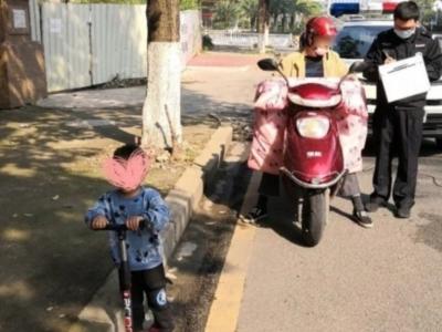 3岁娃“开着”踏板车行走在梅城车流中...好险！