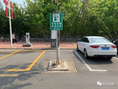 车子停在停车位里，还被贴“牛肉干”！交警：你这停的不对啊...