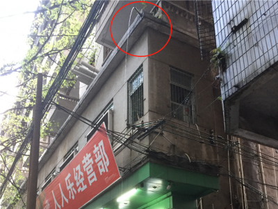 道路上突现小瀑布？行人：差点变成“落汤鸡”！