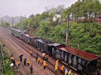 京广铁路湖南郴州段塌方区段上下行线路恢复通车