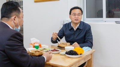 市长带头逛商场吃煲仔饭！一起购物消费吧