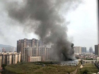 黑烟滚滚！丰顺一活动板房被烧，一片狼藉...