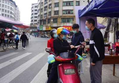 “全民战疫，我们怎能缺席 ！”他们的双眸投射出一种坚定