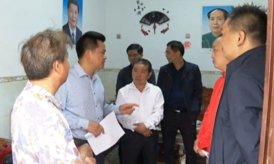 朱汉东进村入户走访贫困户，督查脱贫攻坚工作