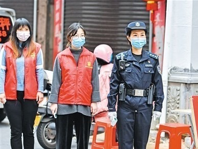 “警察蓝”遇上“志愿红”！来听战“疫”一线警察志愿者的故事