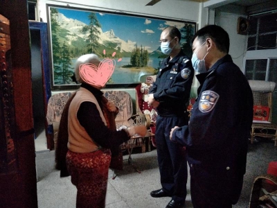 “希望大家都能够平安幸福！”耄耋老人派出所留下现金后离开...