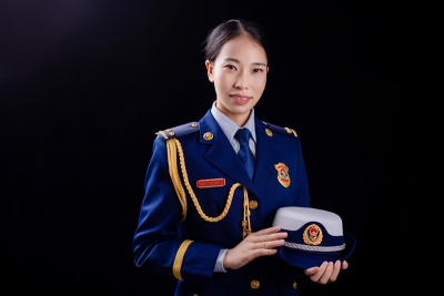她是先进个人、优秀警官、更是一朵铿锵蓝玫瑰！