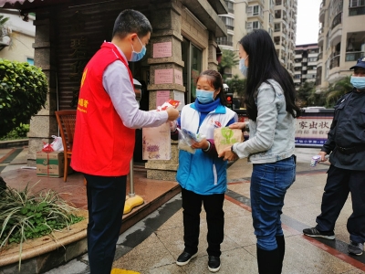 雷锋在心，实践在行！今日，“爱心大礼包”寄送给他们……