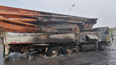 梅县南口一辆混凝土泵车发生自燃，现场浓烟滚滚…