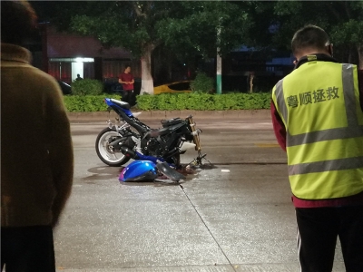 深夜梅城学子大道，一男子骑摩托撞上电线杆身亡...