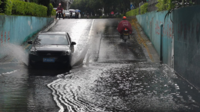 风雨大作后，梅城部分路段又积水...原来是TA干的！