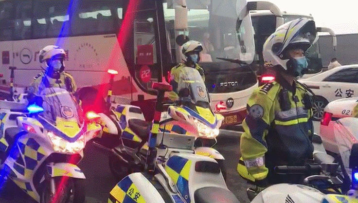 细雨不阻热情！欢迎英雄回家！