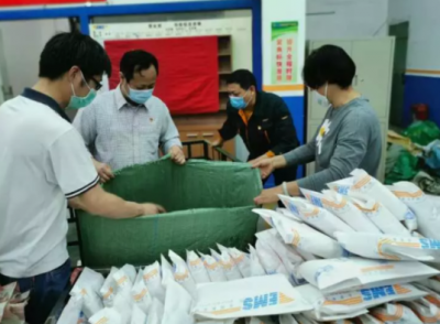 不让一人掉队！广东9262名贫困学生收到平板电脑上网课