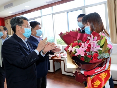 五华举行座谈会，最高礼遇迎接白衣英雄薛远泉、曾志芬凯旋！