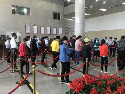 患者比预约时间提前15分钟到院即可，市人民医院严格预检分诊流程
