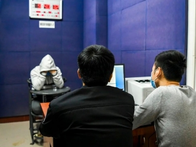 晚上搭讪等车女子，却把女子带到巷子实施...