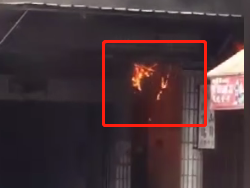 店铺门前电箱着火，现场火花四溅，浓烟滚滚...吓着了！