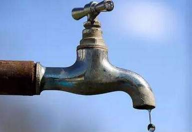 职工宿舍楼回收不顺利，未搬住户过上了“挑水喝”的日子