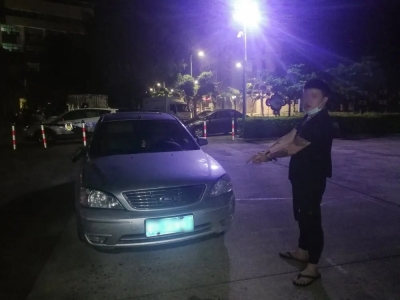 本想拉车门碰运气，谁知却轻松偷走一辆车！