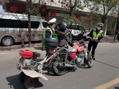 动真格！交警蜀黍深入农村专盯涉摩、三轮车交通违法行为...