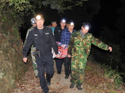 时间就是生命！深夜的山林里，大埔警民上演了一出紧急救援