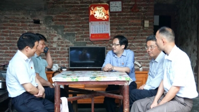 刘棕会到五华潭下镇品畲村开展脱贫攻坚工作