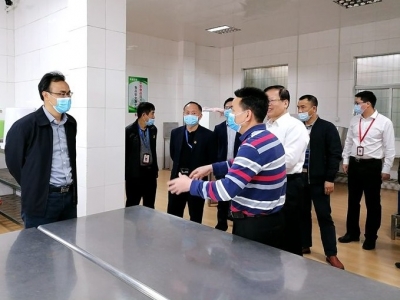 曾尚忠检查学校食堂食品安全工作：筑牢食品安全防线 做好师生食堂就餐工作