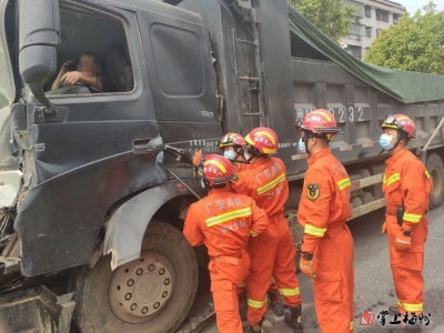 事发蕉岭！货车追尾泥头车，司机被卡驾驶室“淡定”打电话等救援...