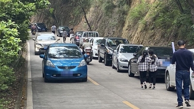 双车道挤成“三车道”！风景变“车海”！百岁山踏青心情不太美...